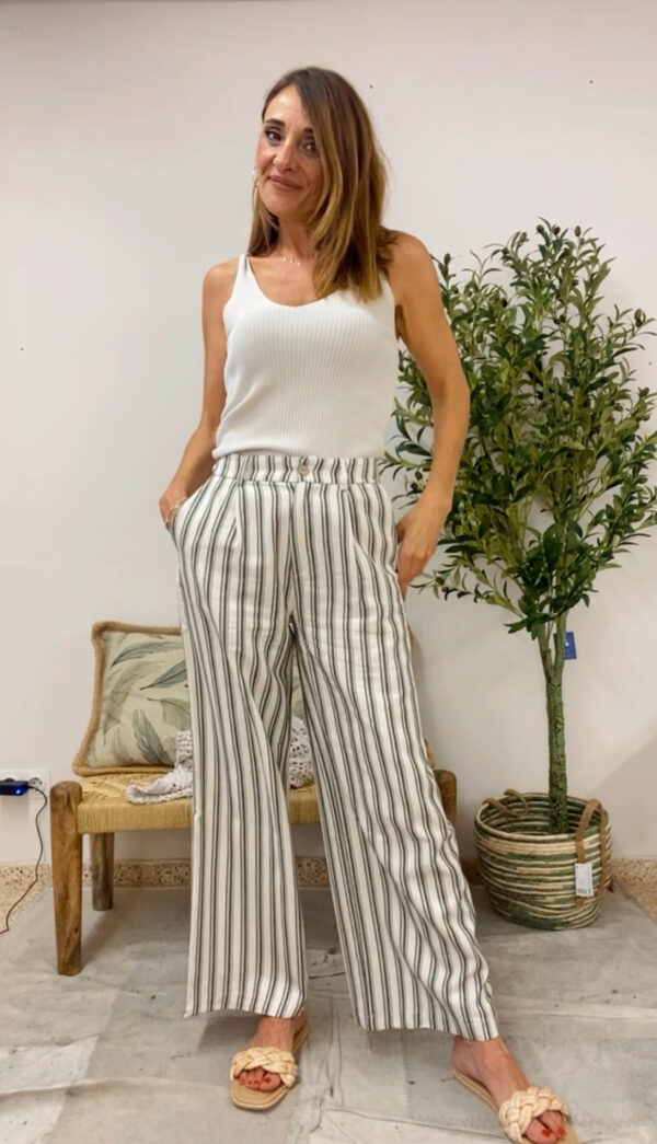 Pantalón pijama es un diseño de tendencia en esta temporada de verano. Pantalón de lino a rayas verde y topo con el fondo beis, muy combinable  Cinturilla botón, dos bolsillos y cremallera Tallas M y L M equivale a la 38 L equivale a la 40